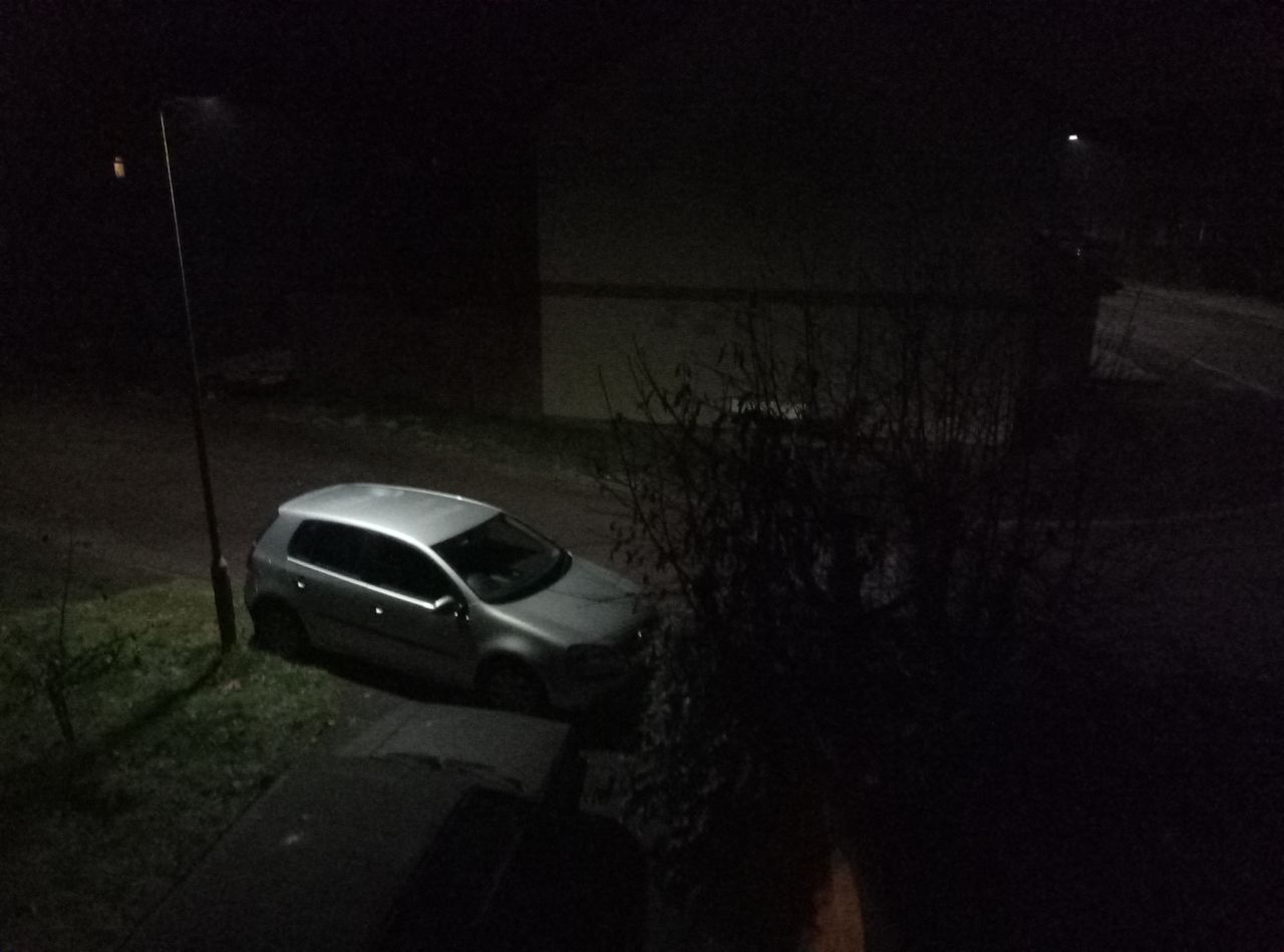 The camera struggles to pick out detail in low light. This car should be much better lit under the street lamp