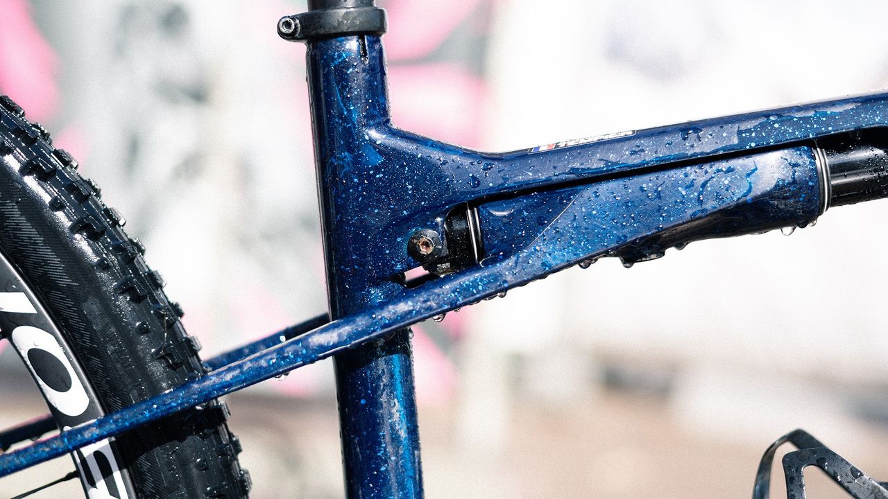 IsoStrut is an integral part of the Procaliber frame, delivering excellent power transfer and 60mm of vertical rear wheel stroke