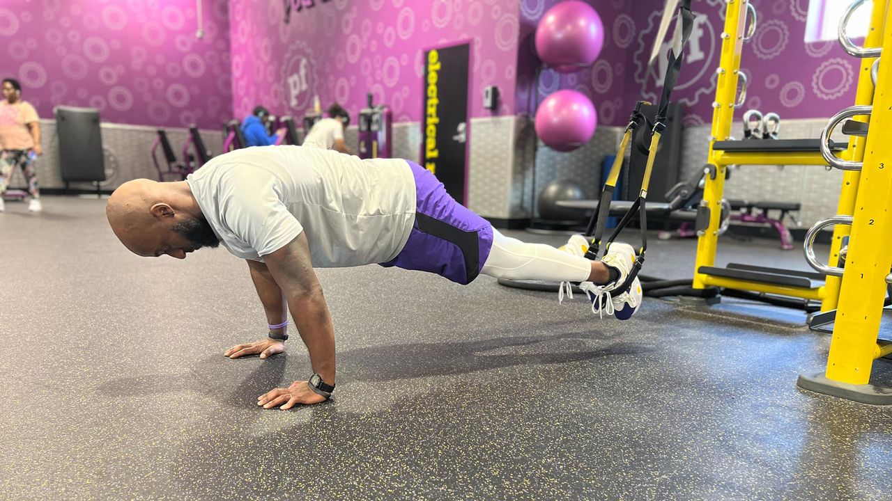 Teddy Savage starting TRX mountain climbers
