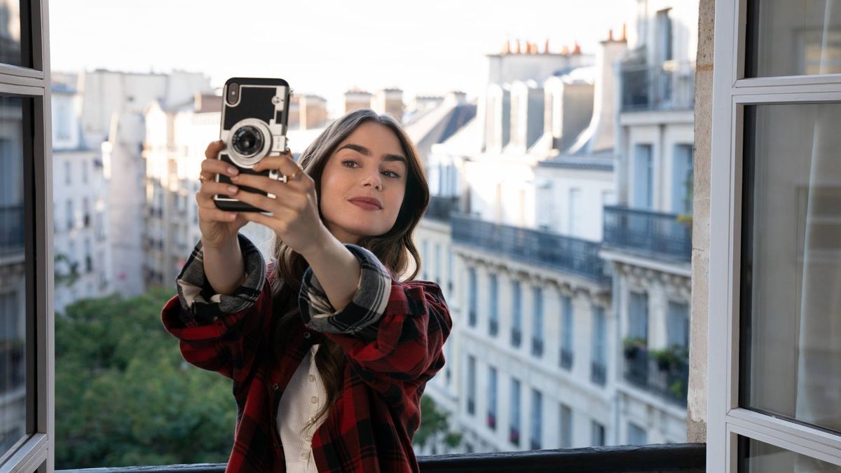 Donc même Lily Collins prononçait mal Emily in Paris tout le temps.