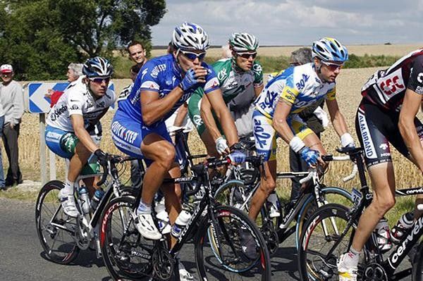 Gert Steegmans (Quickstep-Innergetic) takes a well-deserved drink to get some energy back after his crash.