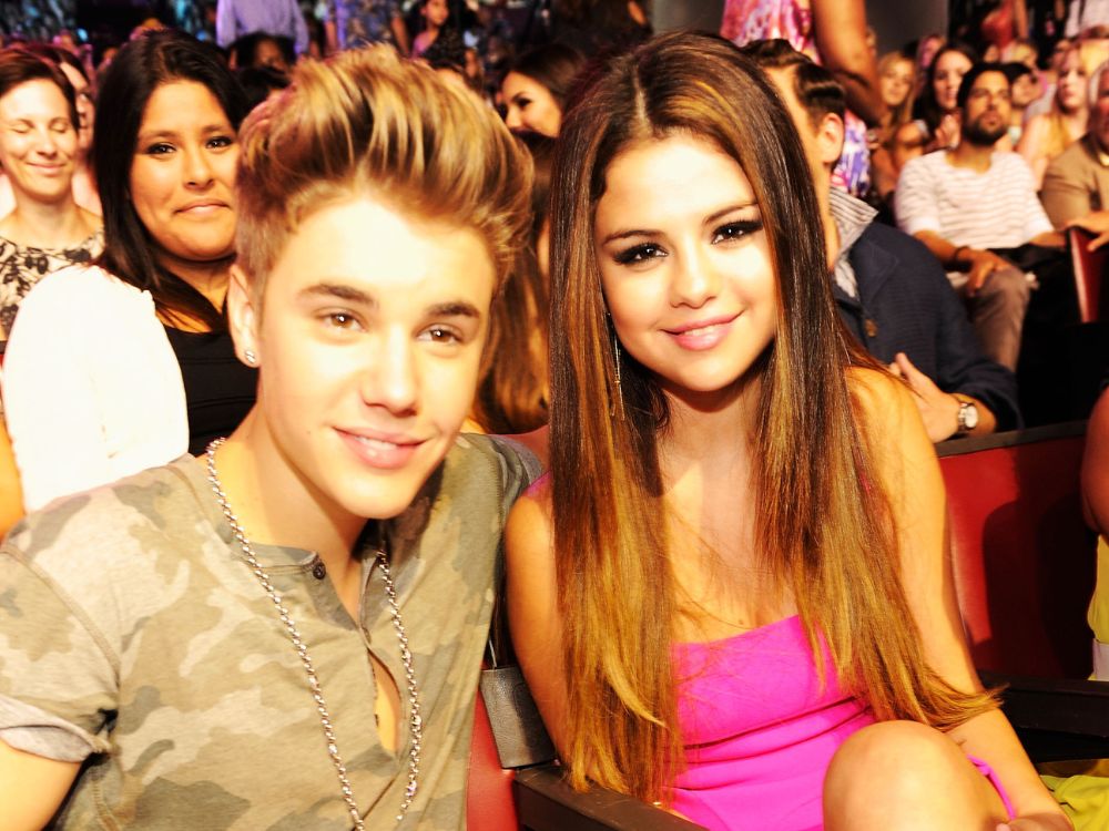Justin Bieber and Selena Gomez attends the 2012 Teen Choice Awards