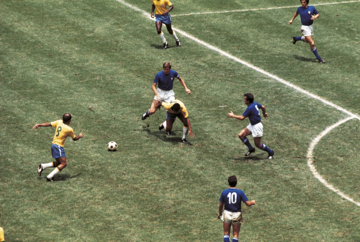 Gerson is about to score for Brazil against Italy in the 1970 World Cup final.