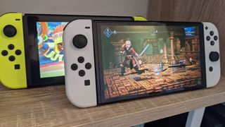 Zwei Nintendo Switch OLED-Konsolen auf einem Tisch