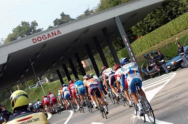 The peloton arrives at the Italian border after 17km.