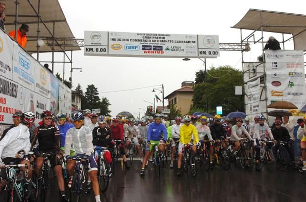 The peloton gets ready to start the race in the rain.