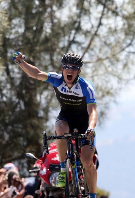 Leopold K&ouml;nig (NetApp-Endura) salutes as he crosses the finish line on Mt Diablo
