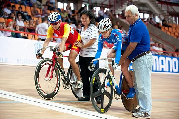 Tianshi Zhong (l) and Olga Hudenko about to start the sprint repechage.