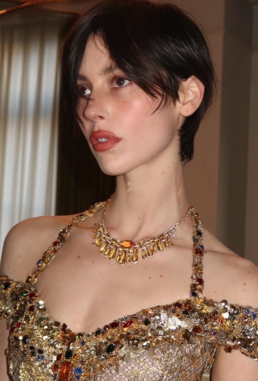 Gracie Abrams showing the "undone" eyebrow trend, courtesy of makeup artist Emily Cheng