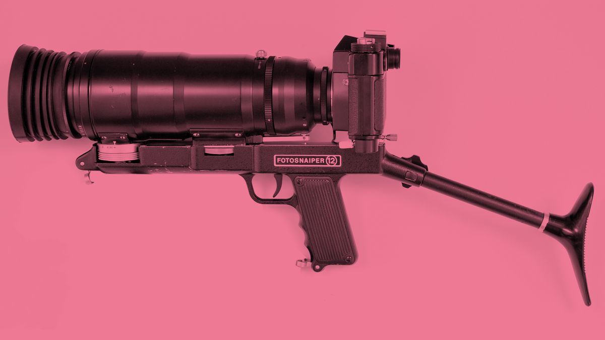 The side of the Zenit Fotosniper camera on a pink background