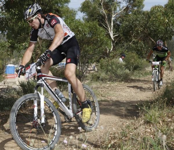 Paul Van der Ploeg took the lead from Chris Jongewaard for a few laps but could not maintain it