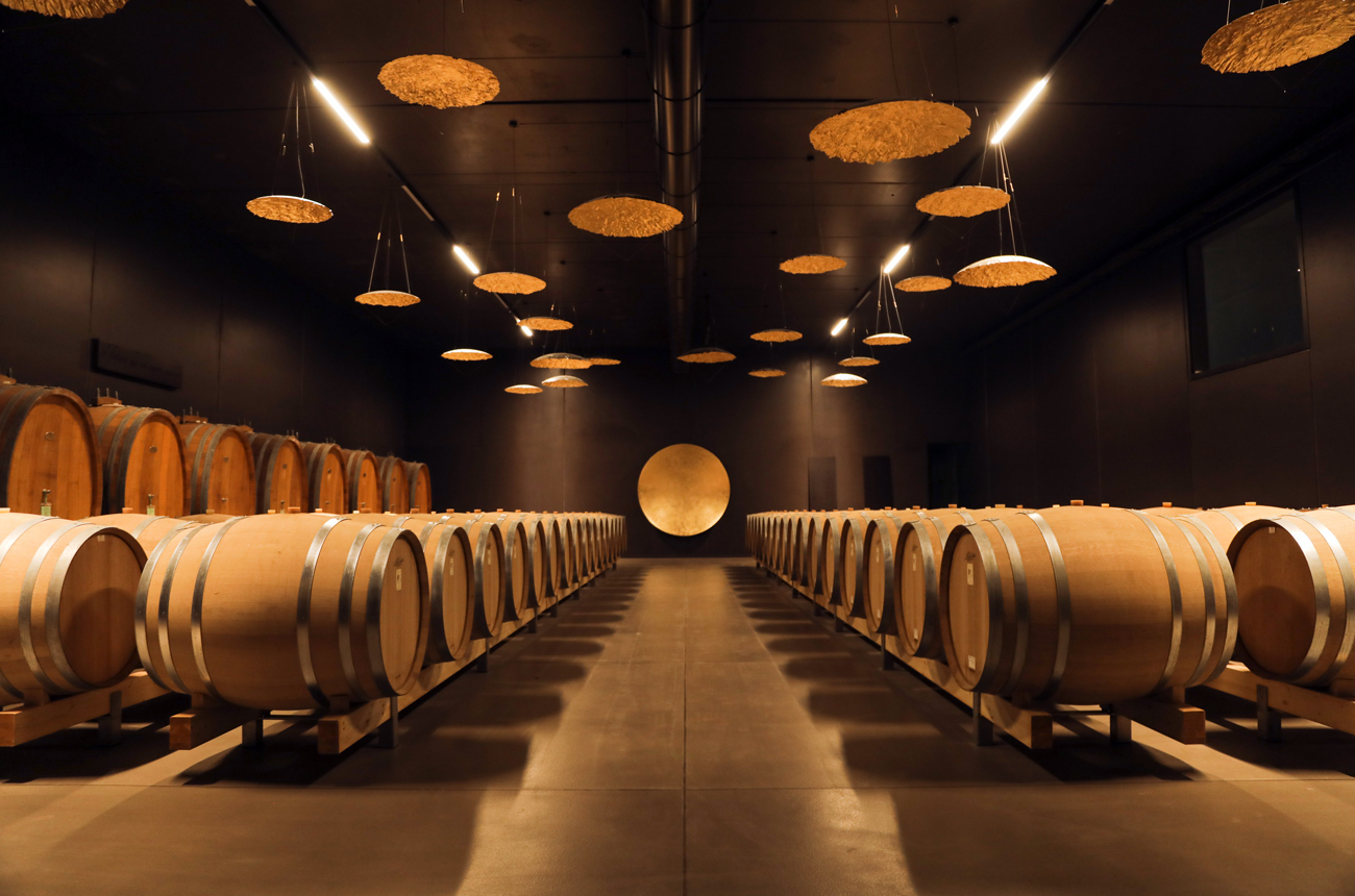 The 'La Rocca' room with wine barrels