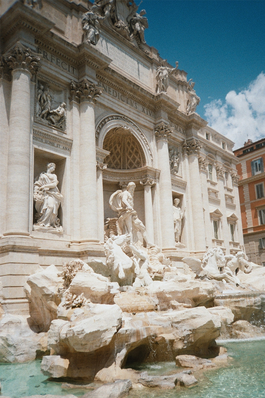 a guide on how to pack for Italy with a photo of the trevi fountain in Rome