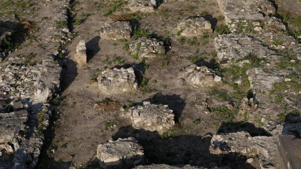 this photo shows two sets of round foundations, one of the them from the earlier mosque.