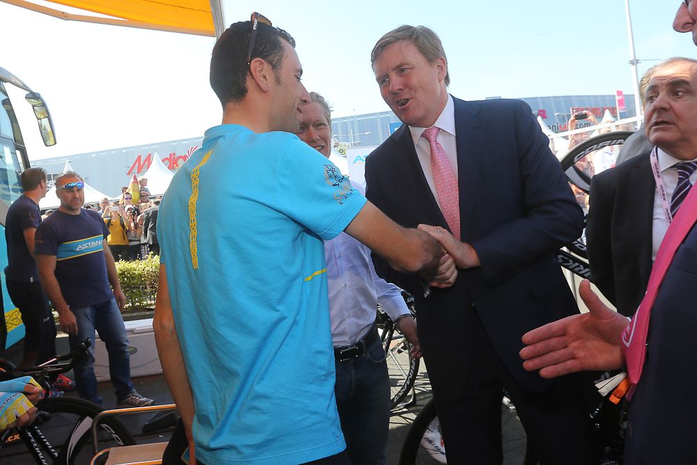 Vincenzo Nibali (Astana) andl Dutch King Willem Alexander