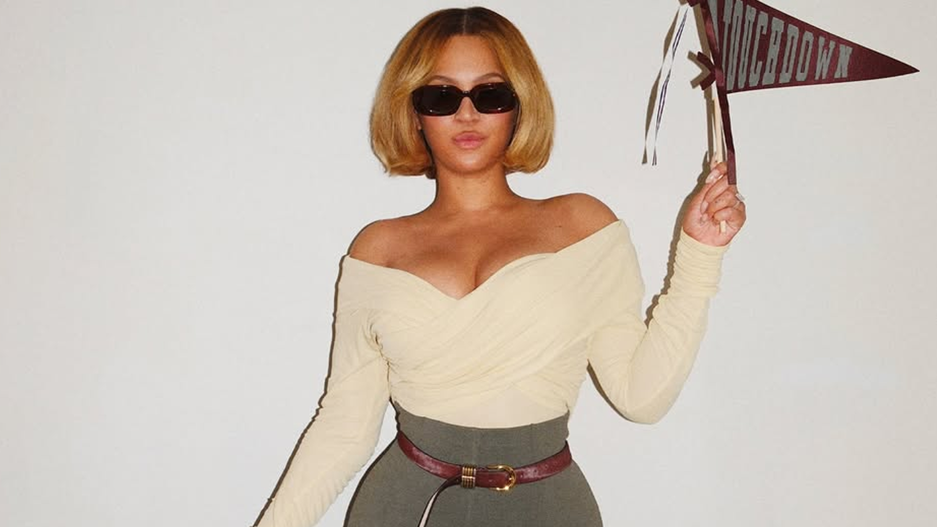 Beyonc&eacute; kept a low profile at the Super Bowl in the stirrup leggings trend, a snakeskin trench, and a matching kiss lock bag