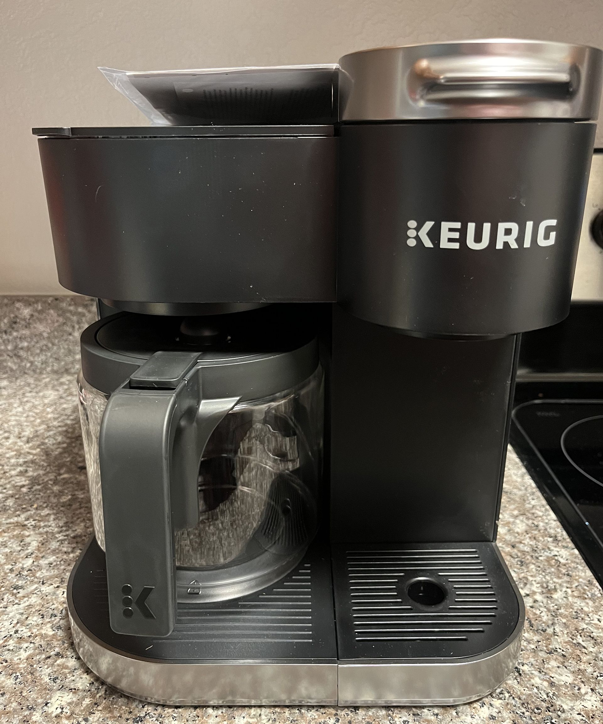 Keurig K-Duo Single Serve Coffee Maker yang belum dikemas dan dirakit dengan Teko