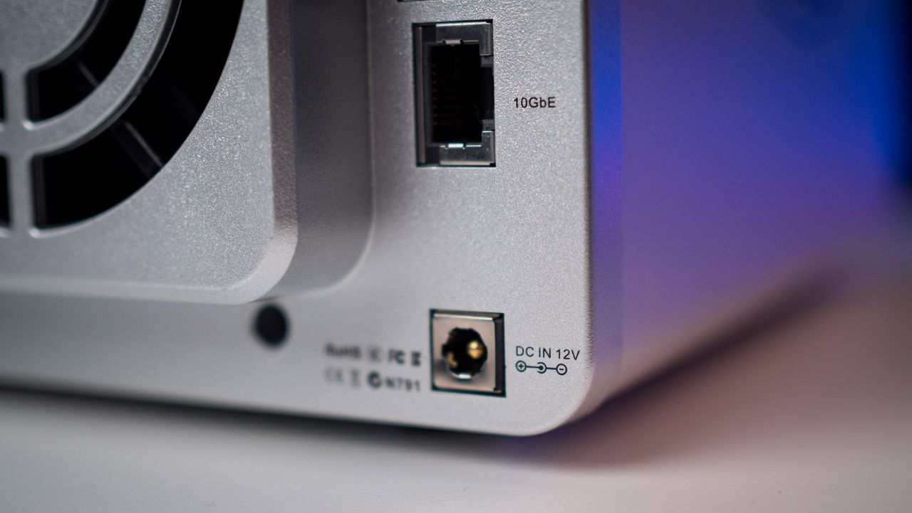 TerraMaster F5-422 10GbE NAS review