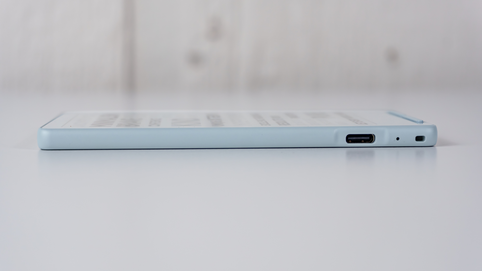 پورت USB-C در سمت چپ کتابخوان الکترونیکی Xteink X4