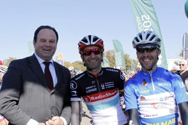 Faro's Mayor, Tiago Machado (RadioShack-Nissan) and Ricardo Mestre (Carmim-Prio), wearing the sprint classification leader's jersey.