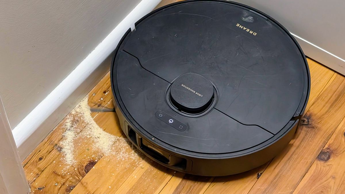 Dreame X40 Ultra vacuuming flour, showing side brush in action