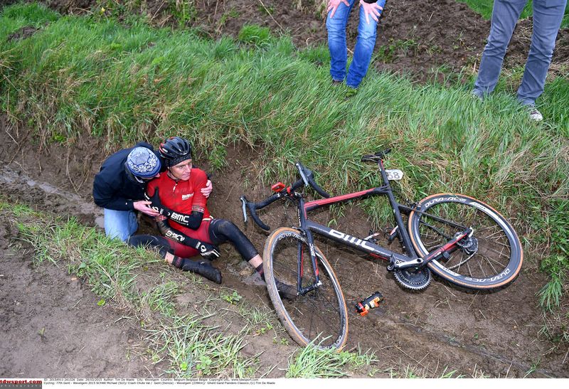 Michael Sch&auml;r (BMC) crashes into a ditch