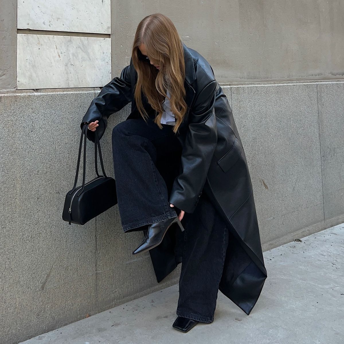@haaannajohansson wears black baggy jeans