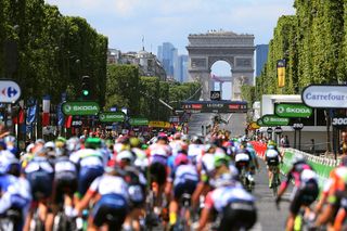 The women race toward the Arc de Triomphe in Paris during the 2016 La Course by Le Tour de France