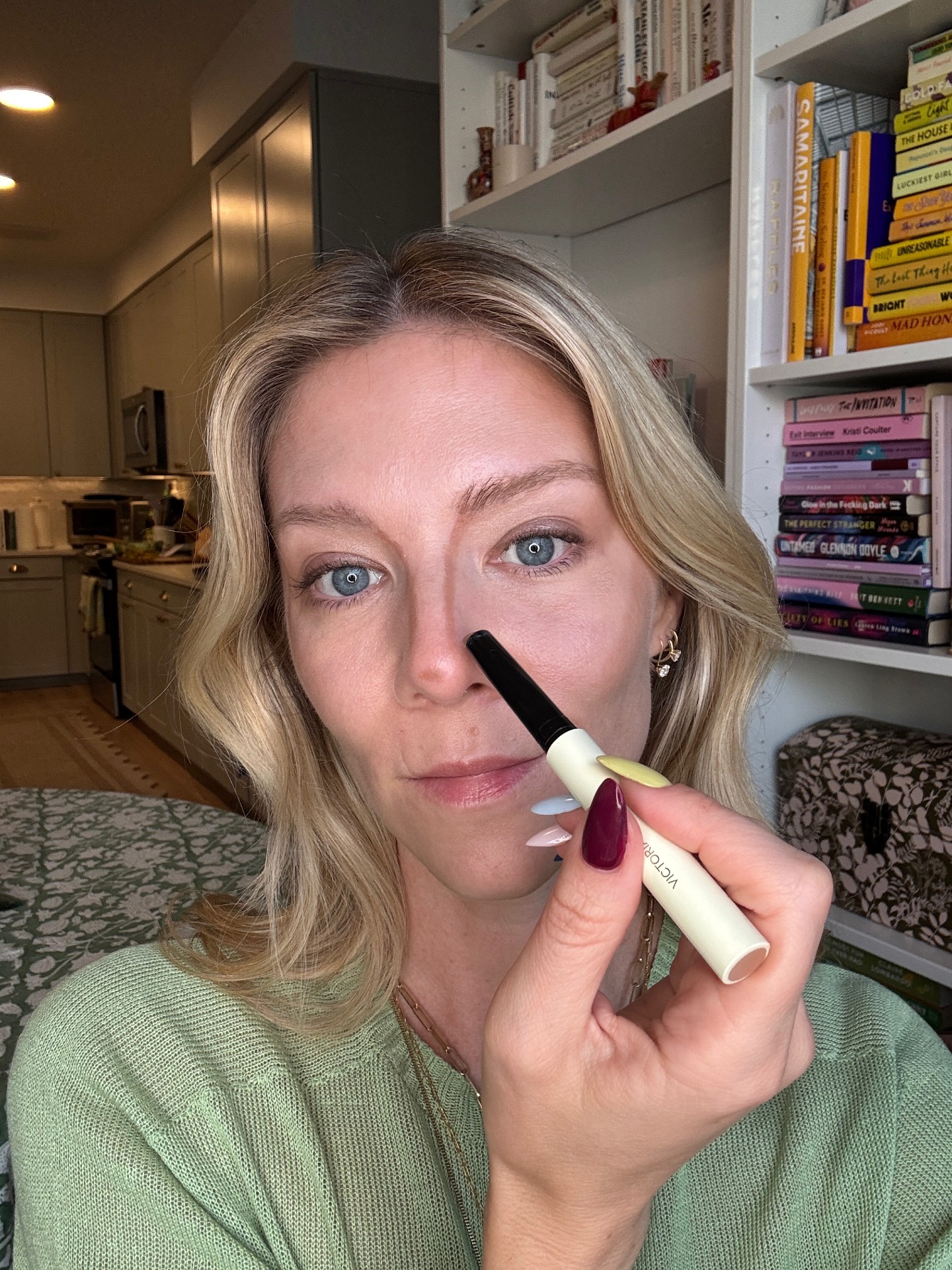 Brianna Peters tests Victoria Beckham contour stylus.