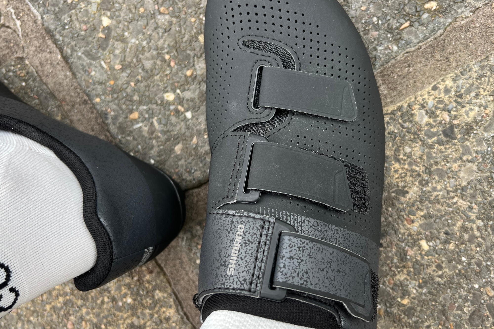 The central strap on the Shimano SH-RC102 road cycling shoe is short