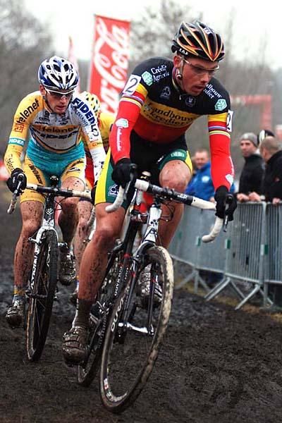 Sven Nys (Landbouwkrediet Colnago) leads Kevin Pauwels (Telenet Fidea)