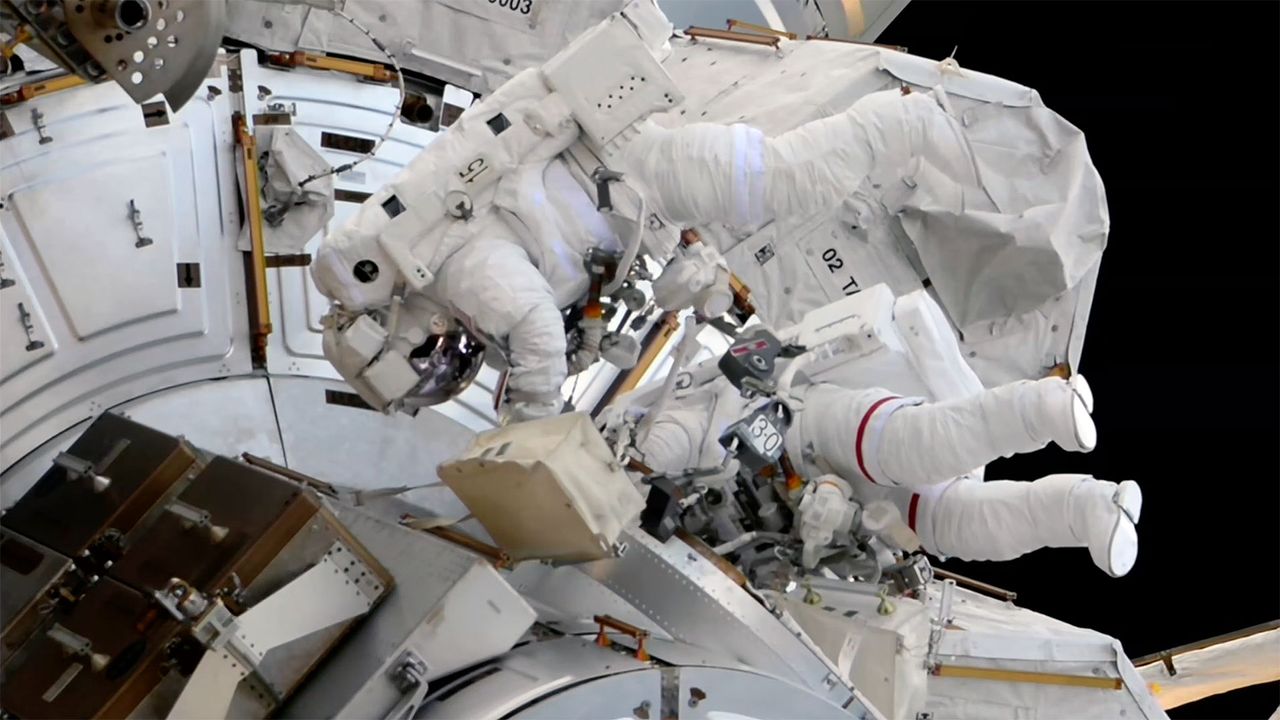 Two astronauts replace ISS camera and docking aid on 6th-ever all-female spacewalk (video)