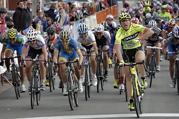 Monia Baccaille (MCipollini) wins the sprint in the GP Dottignies