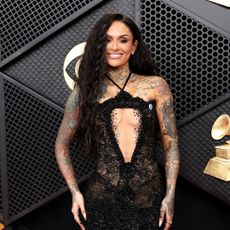 Kehlani wearing a long hairstyle on the Grammys red carpet. 