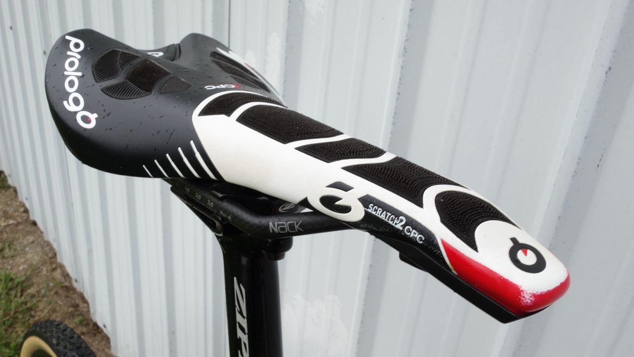 A Zipp Service Course seat post is topped with a Prologo Scratch 2 saddle