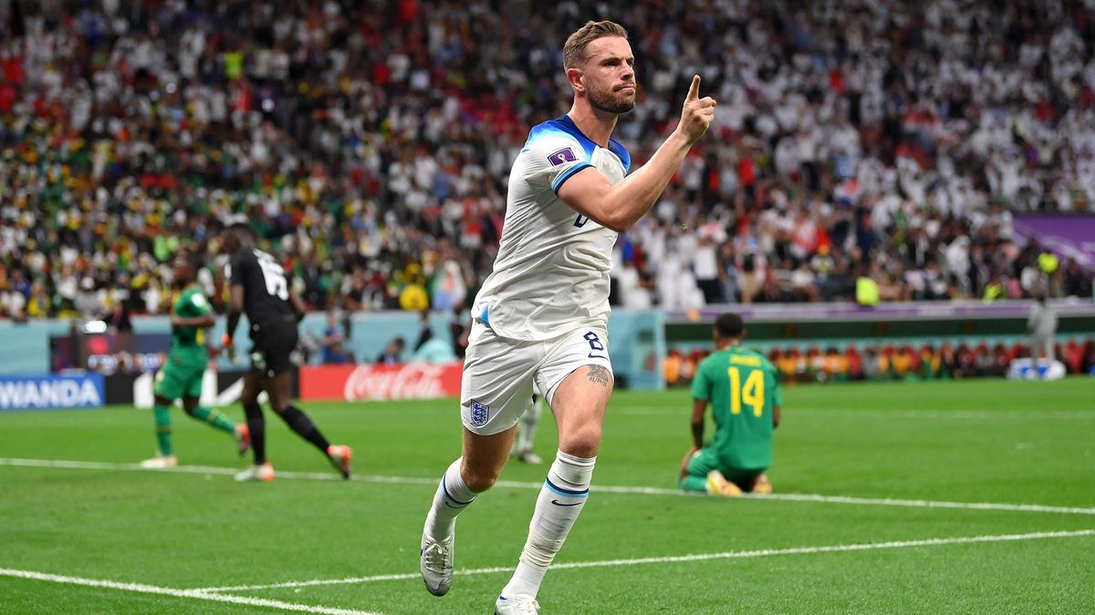 Jordan Henderson playing for England against Senegal at the World Cup 2022.