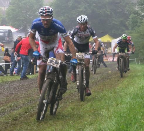 Julian Absalon (Orbea) leads Lukas Fl&uuml;ckiger (Trek World Racing)
