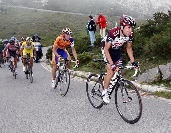Carlos Sastre (CSC) leads