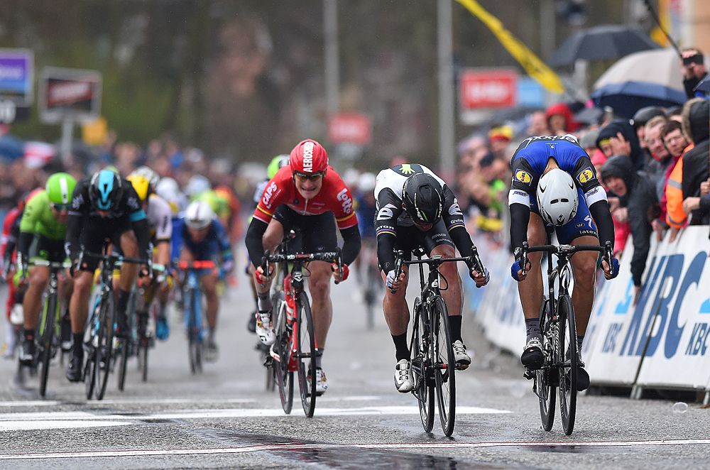 Marcel Kittel and Mark Cavendish fight for the Scheldeprijs