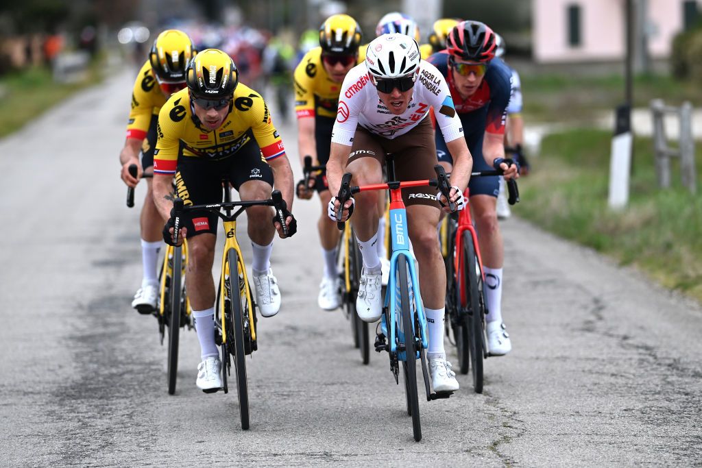 Primoz Roglic (Jumbo-Visma) and Ben O&#039;Connor (AG2R Citröen) at the front in the crosswinds of Tirreno Adriatico on stage 3