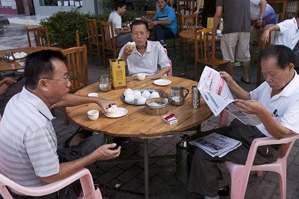 Catching up on all the latest news plus a few dumplings for breakfast at the start line in Sanya.