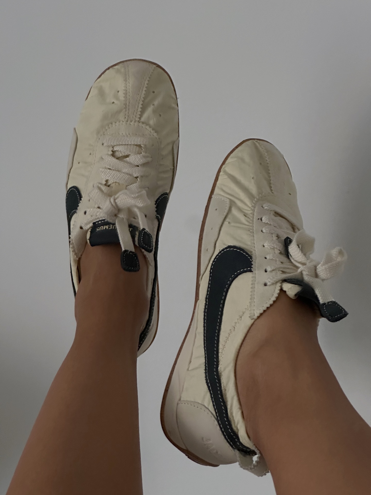 An image of @deborabrosa wearing slim trainers, one of the biggest summer trends of 2026.
