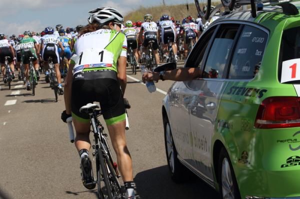 Marianne Vos (Nederland Bloeit) takes a bidon and chats to Directeur Sportif, Jeroene Blijlevens