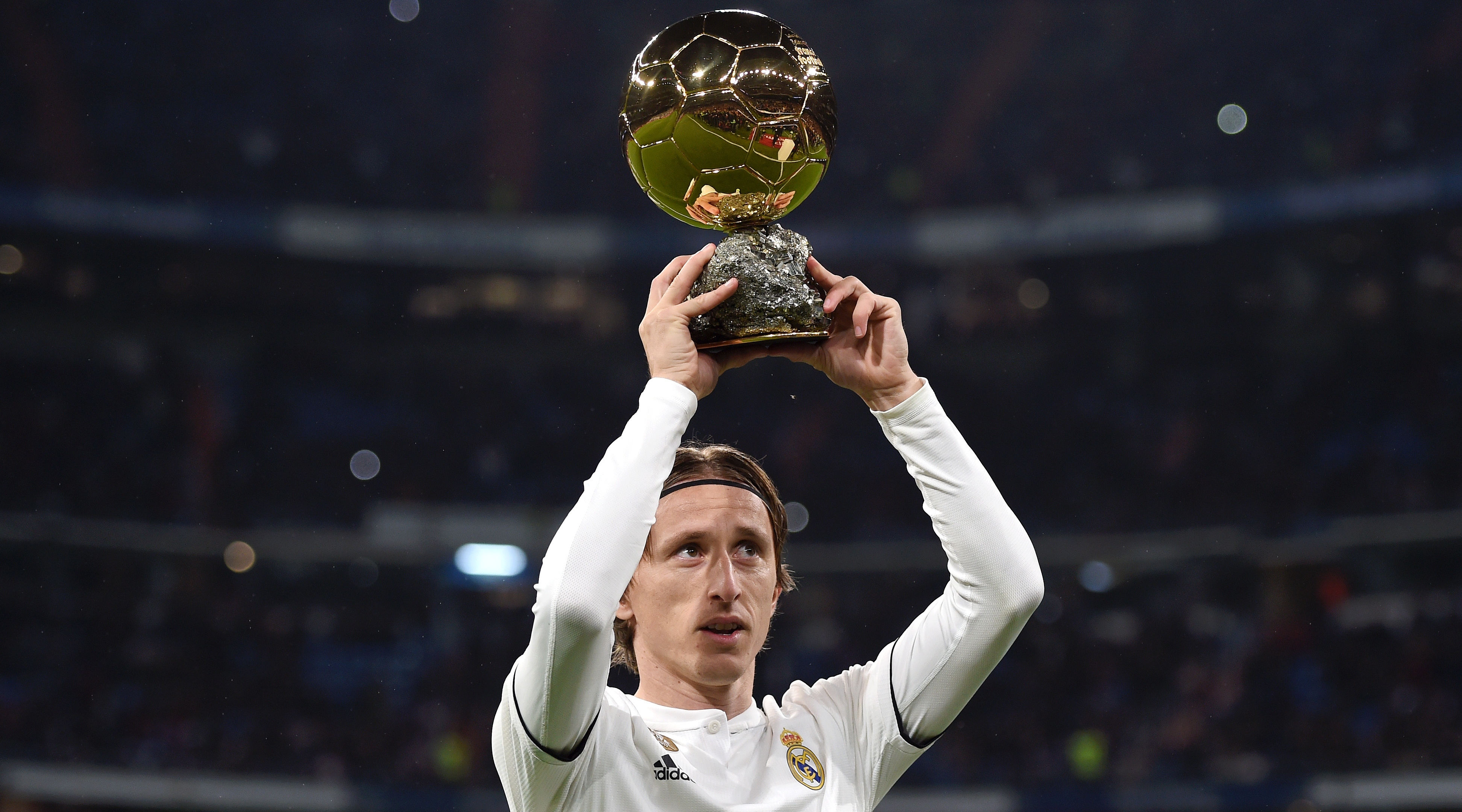 Il centrocampista del Real Madrid Luka Modric sorregge il Pallone d'Oro trofeo prima della Liga match tra Real Madrid e Rayo Vallecano il 15 dicembre 2018 al Santiago Bernabeu, Madrid, Spagna