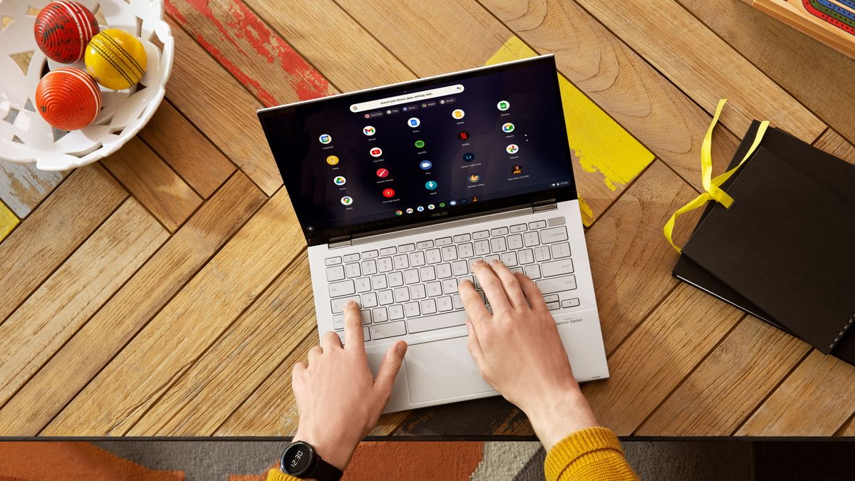 Asus Chromebook being used