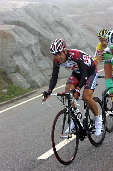 Carlos Sastre (CSC) leads a chase group