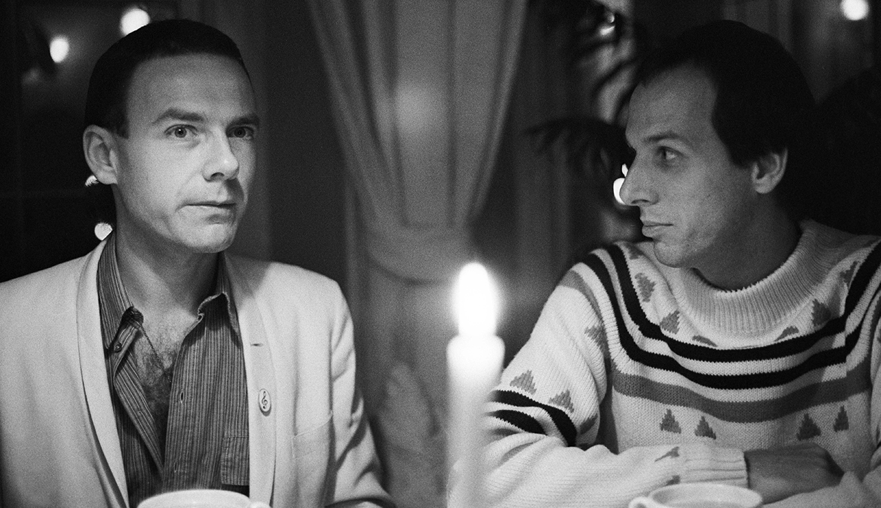 Robert Fripp and Adrian Belew at the Portobello Hotel, London on 29 September 1981. (Photo by David Corio/Redferns)