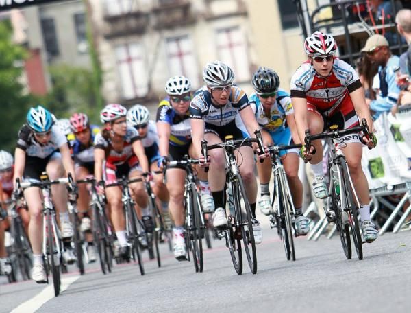 Beth Renner (CRCA: Innervation Fitness/Stan&rsquo;s NoTubes) leads the women as Laura Van Gilder (Mellow Mushroom) looks on.