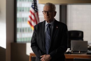 robert de niro as george mullen wearing a suit and tie standing in a government office in zero day