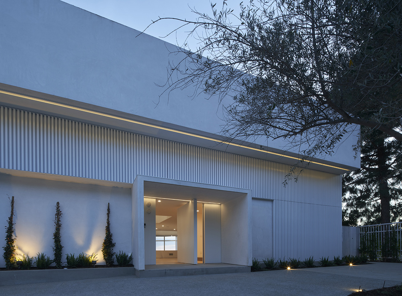 dusk shot of entrance of minimalist Oceanus House by Pierre de Angelis